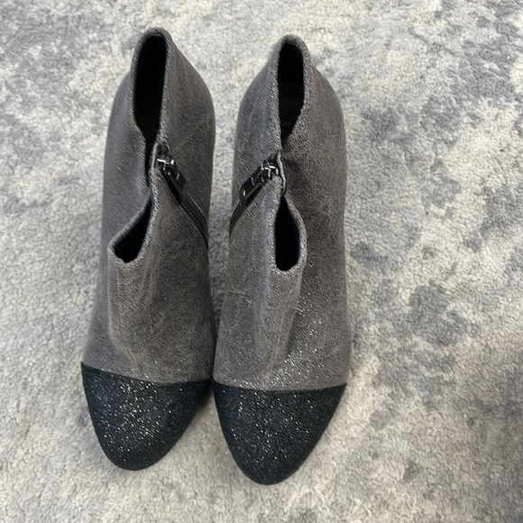 Vince Camuto Amoby2 Ankle Bootie Heel Glitter Cap Toe Gray Black Sz 6.5 - Picture 4 of 13